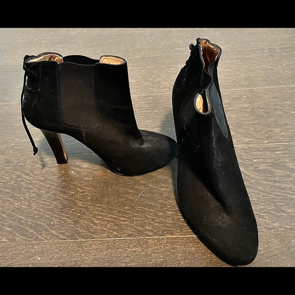 Suede boots with lace up back.